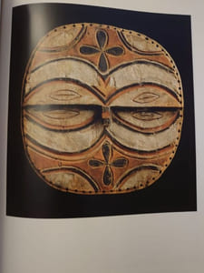 L'autre Visage. Masques Africains de la collection Barbier-Mueller. Cet ouvrage est publié à l'occasion de l'exposition "L'autre Visage : Masques africains de la collection Barbier-Mueller", qui aura lieu à la Banque Générale du Luxembourg du 15 septembre au 23 novembre 1997 ; au Musée royal de l'Afrique centrale, Tervuren-Bruxelles du 29 mai au 13 septembre 1998 et à la Mona Bismarck Foundation, Paris, automne 1999. 
