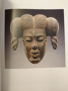 L'autre Visage. Masques Africains de la collection Barbier-Mueller. Cet ouvrage est publié à l'occasion de l'exposition "L'autre Visage : Masques africains de la collection Barbier-Mueller", qui aura lieu à la Banque Générale du Luxembourg du 15 septembre au 23 novembre 1997 ; au Musée royal de l'Afrique centrale, Tervuren-Bruxelles du 29 mai au 13 septembre 1998 et à la Mona Bismarck Foundation, Paris, automne 1999. 
