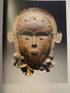 L'autre Visage. Masques Africains de la collection Barbier-Mueller. Cet ouvrage est publié à l'occasion de l'exposition "L'autre Visage : Masques africains de la collection Barbier-Mueller", qui aura lieu à la Banque Générale du Luxembourg du 15 septembre au 23 novembre 1997 ; au Musée royal de l'Afrique centrale, Tervuren-Bruxelles du 29 mai au 13 septembre 1998 et à la Mona Bismarck Foundation, Paris, automne 1999. 