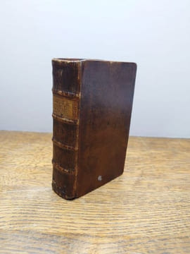 Grigri, histoire véritable. Traduite du Japonnais en Portugais par Didaque Hadeczuca, Compagnon d'un Missionnaire à Yendo; & du Portugais en Français, ...
