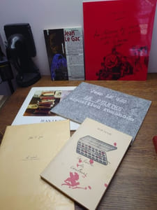 Ensemble de 6 volumes, dont 3 avec envoi de l'artiste. 