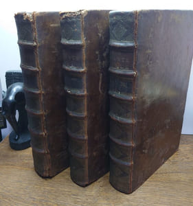 La Sainte Bible. Traduite en François, le Latin de la Vulgate à côté. Avec de courtes notes tirées des Saints Peres [...] et la Concorde des quatre Evangélistes en Latin et en François. Nouvelle Édition enrichie de cartes géographiques et de figures. Avec les Traitez de Cronologie & de Geographie ; les Sommaires des Livres tant du Vieux que du Nouveau Testament ; & toutes les Tables tirées de la grande Bible Latine d'Antoine Vitré. 