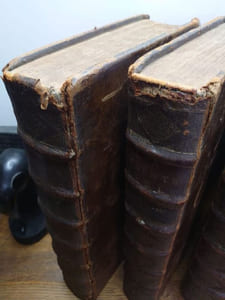 La Sainte Bible. Traduite en François, le Latin de la Vulgate à côté. Avec de courtes notes tirées des Saints Peres [...] et la Concorde des quatre Evangélistes en Latin et en François. Nouvelle Édition enrichie de cartes géographiques et de figures. Avec les Traitez de Cronologie & de Geographie ; les Sommaires des Livres tant du Vieux que du Nouveau Testament ; & toutes les Tables tirées de la grande Bible Latine d'Antoine Vitré. 