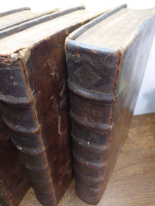 La Sainte Bible. Traduite en François, le Latin de la Vulgate à côté. Avec de courtes notes tirées des Saints Peres [...] et la Concorde des quatre Evangélistes en Latin et en François. Nouvelle Édition enrichie de cartes géographiques et de figures. Avec les Traitez de Cronologie & de Geographie ; les Sommaires des Livres tant du Vieux que du Nouveau Testament ; & toutes les Tables tirées de la grande Bible Latine d'Antoine Vitré. 