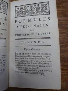 Formules de médicamens, usitées dans les différens hopitaux de Paris. Avec leurs vertus, leurs usages et leurs doses. Nouvelle édition revue, soigneusement corrigée et augmentée. 