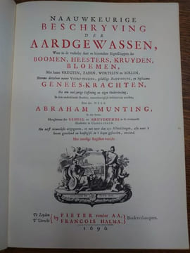 Naauwkeurige beschryving der aardgewassen, waar in de veelerley Art en bijzondere Eigenschappen der boomen, heesters, kruyden, bloemen Leyde : Pieter ...