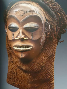 Persona. Masques d'Afrique. Identités cachées et révélées. Avec une campagne photographique de Frédéric Dehaen et un texte de Roger Pierre Turine. . ...