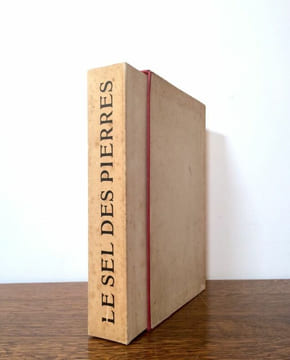 Le Sel des pierres. Roman illustré de bois gravés par Louis Jou.. MAURON Marie.