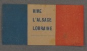 Drapeau tricolore. Pourrait être un tract aérien de la première guerre mondiale. Au verso : Vive la France.. VIVE L'ALSACE LORRAINE 