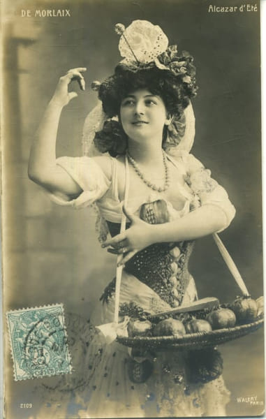 Carte postale repr&eacute;sentant l'actrice De Morlaix, de l'Alcazar d'&eacute;t&eacute;.. DE MORLAIX Photo Wal&eacute;ry - Paris.