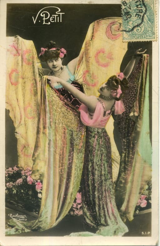 Carte postale représentant l'actrice V. Petit.. PETIT V. Photo Reutlinger.