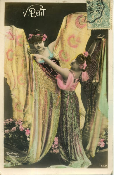 Carte postale repr&eacute;sentant l'actrice V. Petit.. PETIT V. Photo Reutlinger.