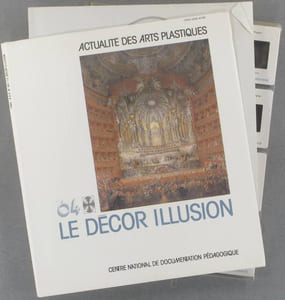 Le décor illusion. Livret de 66 pages par Denis Gontard, accompagné de 19 diapositives (sur 24).