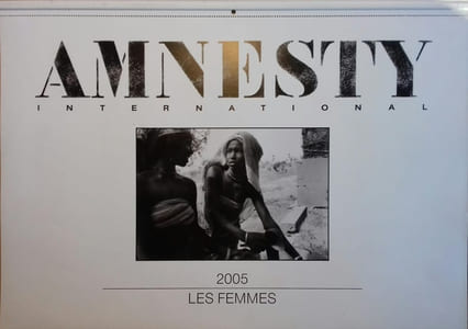 Calendrier 2005 d'Amnesty International : Les femmes. Photos de Elliott Erwitt, Cartier-Bresson, Robert Doisneau, Raymond Depardon, Marc Riboud, Edouard Boubat.