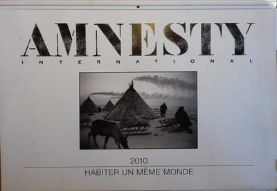 Calendrier 2010 d'Amnesty International : Habiter un même monde. Photos de Nikos Economopoulos, Patrick Zachmann, Leonard Freed, Marilyn Silverstone, Marc Riboud, Christopher Anderson.