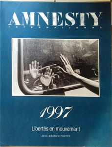 Calendrier 1997 d'Amnesty International : Libertés en mouvement. Photos de Leonard Freed, Marc Riboud, Christopher Anderson, Patrick Zachmann, Ian Berry, Larry Towell. Raymond Depardon.