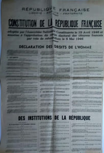 Texte de la constitution de la République française soumise à l'approbation du corps électoral le 5 mai 1946. Contient le texte de la déclaration des droits de l'Homme.