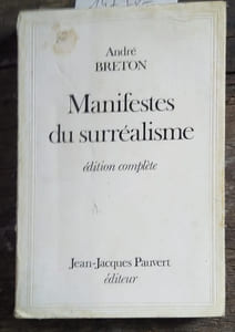 Manifestes du surréalisme. Edition complète. Le texte " Poisson soluble " est imprimé sur papier jaune.