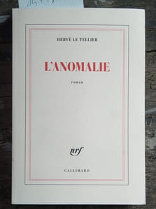 L'anomalie. Avec son bandeau "Prix Goncourt 2020".