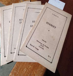 Lot de 4 brochures de la bibliothèque des évolués. (Numéros 1 à 4 de la série B: Congo) N° 1 : Stanley par A. Cheville. N° 2 : Stanley et Leopold II, par J. Comeliau. N° 3: Marchands d'esclaves par E. Deshayes. N° 4 : Les campagnes d'Afrique 1914-1918.
