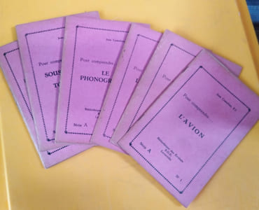 Lot de 9 brochures de la bibliothèque des évolués. (Numéros 1 à 4 - 7 à 10 - 12, de la série A). Série "Pour comprendre..." : L'avion - L'air - Le vent, la pluie, l'orage - Le phonographe - Comment fonctionne un réveil - Sous-marins et torpilles - Les explosifs - les tanks ou chars d'assaut - Les bombes volantes.