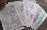 Ensemble de 32 cartes en couleurs extraites du Larousse en 2 volumes. Pays du monde. Au verso, gravures en noir et blanc concernant les m&ecirc;mes pays.. ...