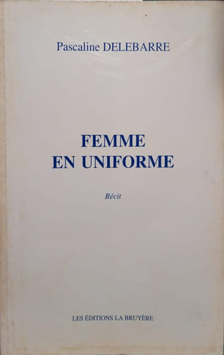 Femme en uniforme.