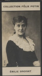 Photographie de la collection Félix Potin (4 x 7,5 cm) représentant : Emilie Broisat, comédienne.