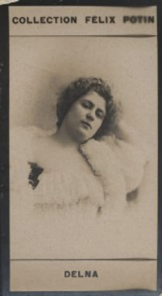 Photographie de la collection F&eacute;lix Potin (4 x 7,5 cm) repr&eacute;sentant : Marie Delna, artiste lyrique.. DELNA (Marie) Photo Nadar.