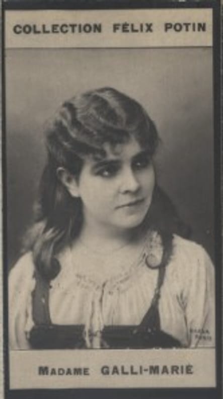Photographie de la collection Félix Potin (4 x 7,5 cm) représentant : Mme Galli-Marié (Comédienne). GALLI-MARIE (Mme) Photo Nadar.