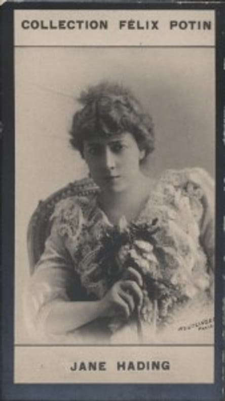 Photographie de la collection Félix Potin (4 x 7,5 cm) représentant : Mlle Jane Hading, comédienne.. HADING (Jane) Photo Reutlinger.