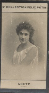 Photographie de la collection Félix Potin (4 x 7,5 cm) représentant : Mme Aïno Ackté, chanteuse d'opéra née à Helsingfors en 1876.. ACKTE (Aïno) - ...