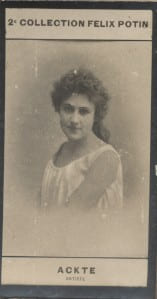 Photographie de la collection Félix Potin (4 x 7,5 cm) représentant : Mme Aïno Ackté, chanteuse d'opéra née à Helsingfors en 1876.