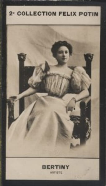 Photographie de la collection F&eacute;lix Potin (4 x 7,5 cm) repr&eacute;sentant : Bertiny, pseudonyme de Mlle Mognard, com&eacute;dienne.. BERTINY (Jeanne-Cl&eacute;mentine) - ...