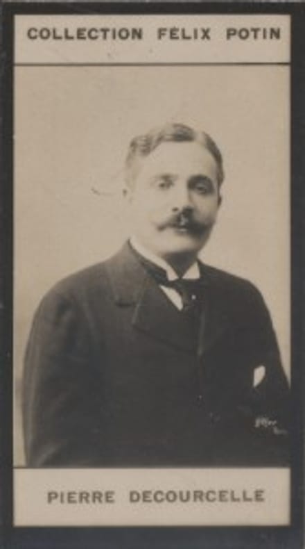 Photographie de la collection Félix Potin (4 x 7,5 cm) représentant : Pierre Decourcelle, homme de lettres.. DECOURCELLE (Pierre) Photo Boyer.