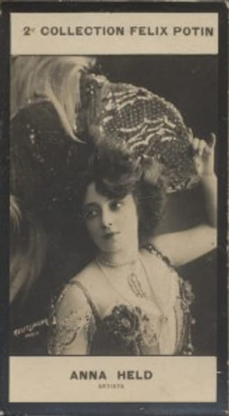 Photographie de la collection F&eacute;lix Potin (4 x 7,5 cm) repr&eacute;sentant : Anna Held, artiste.. HELD (Anna) Photo Reutlinger.