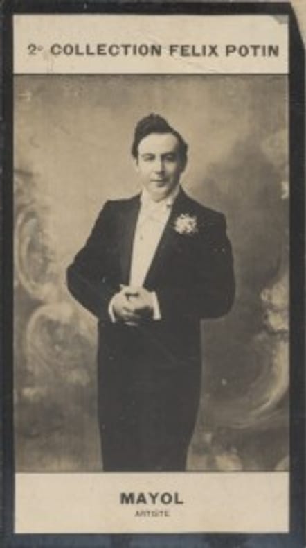 Photographie de la collection Félix Potin (4 x 7,5 cm) représentant : Félix Mayol, chanteur.. MAYOL (Félix) - (Photo de la 2e collection Félix Potin) 