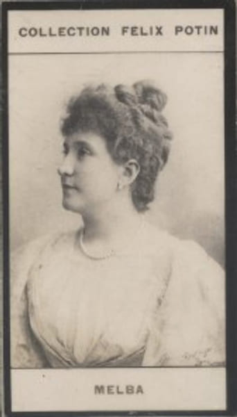 Photographie de la collection F&eacute;lix Potin (4 x 7,5 cm) repr&eacute;sentant : Madame Nelly Melba, chanteuse d'op&eacute;ra.. MELBA (Nelly) Photo Reutlinger.