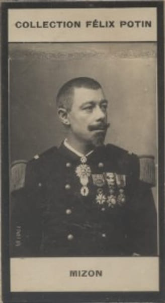 Photographie de la collection F&eacute;lix Potin (4 x 7,5 cm) repr&eacute;sentant : Lieutenant Mizon, explorateur.. MIZON (Louis) Photo Petit.