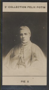 Photographie de la collection Félix Potin (4 x 7,5 cm) représentant : Pie X - Pape.. PIE X - (Photo de la 2e collection Félix Potin) 