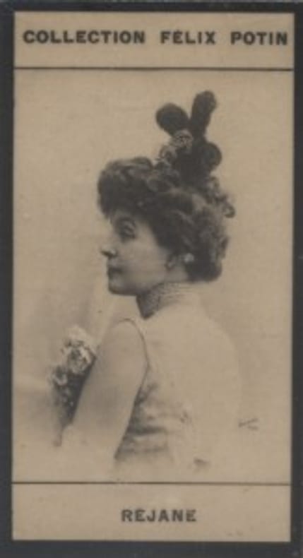 Photographie de la collection Félix Potin (4 x 7,5 cm) représentant : Gabrielle Réjane, comédienne.. REJANE Gabrielle-Charlotte. 