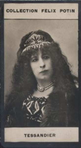 Photographie de la collection F&eacute;lix Potin (4 x 7,5 cm) repr&eacute;sentant : Aim&eacute;e Tessandier, com&eacute;dienne.. TESSANDIER Aim&eacute;e Photo Nadar.