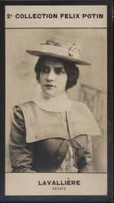Photographie de la collection Félix Potin (4 x 7,5 cm) représentant : Eve Lavallière, comédienne.