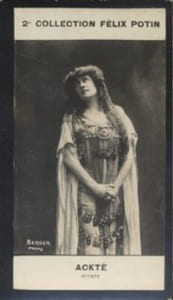 Photographie de la collection Félix Potin (4 x 7,5 cm) représentant : Mme Aïno Ackté, chanteuse d'opéra née à Helsingfors en 1876.