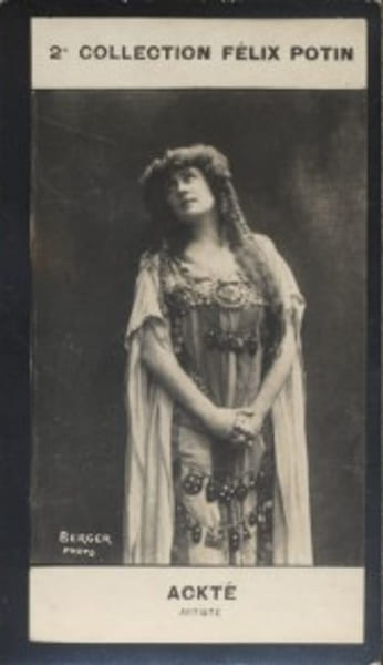 Photographie de la collection F&eacute;lix Potin (4 x 7,5 cm) repr&eacute;sentant : Mme A&iuml;no Ackt&eacute;, chanteuse d'op&eacute;ra n&eacute;e &agrave; Helsingfors en 1876.. ACKTE (A&iuml;no) - ...