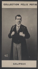 Photographie de la collection Félix Potin (4 x 7,5 cm) représentant : Félix Galipaux, comédien.. GALIPAUX (Félix) Photo Boyer.