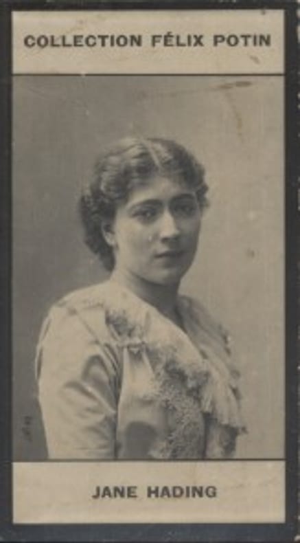 Photographie de la collection Félix Potin (4 x 7,5 cm) représentant : Mlle Jane Hading, comédienne.. HADING (Jane) Photo Boyer.