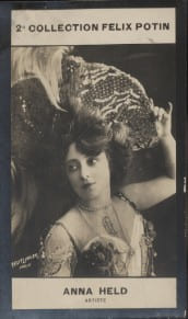 Photographie de la collection F&eacute;lix Potin (4 x 7,5 cm) repr&eacute;sentant : Anna Held, artiste.. HELD (Anna) - (Photo de la 2e collection F&eacute;lix Potin) Photo ...