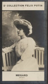 Photographie de la collection F&eacute;lix Potin (4 x 7,5 cm) repr&eacute;sentant : Andr&eacute;e M&eacute;gard, com&eacute;dienne.. MEGARD (Andr&eacute;e) - (Photo de la 2e collection F&eacute;lix ...