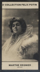 Photographie de la collection Félix Potin (4 x 7,5 cm) représentant : Marthe Régnier, comédienne.. REGNIER Marthe - (Photo de la 2e collection Félix ...
